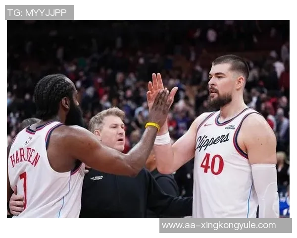 卢指导调整战术下半场祖巴茨首发应对绿军防科林斯