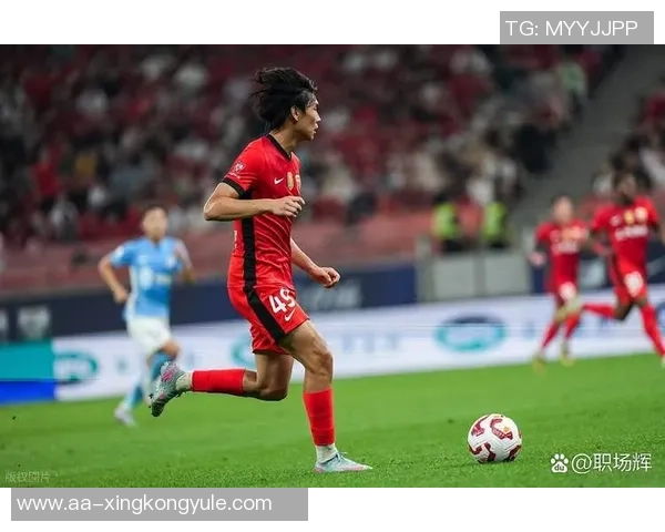 蒯纪闻赛后手臂缠绷带半场被换下愿无大碍引发球迷关心